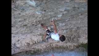 preview picture of video 'Adrià Placer a La Familia Manson 8a+'