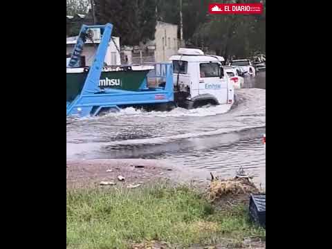 Un camión del EMHSU cruzó la Falucho inundada y afectó a varios autos