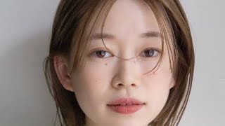 ベビーバングがやわらかな【大人のタイトボブ】はシアーベージュカラーで透明感抜群に！..