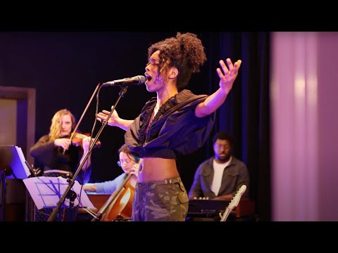 Evan Nicole Bell - It's A Man's Man's Man's World Live at the Clubhouse