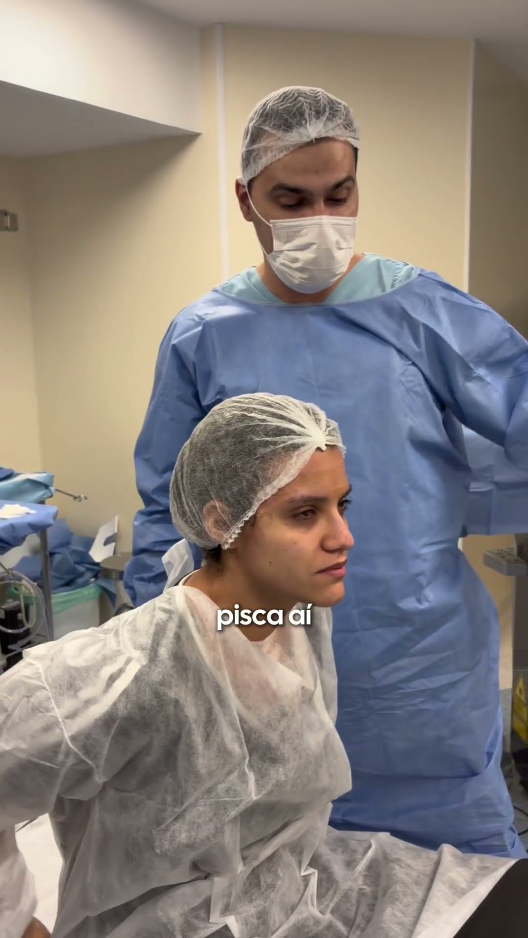 Ana Carolina testa a visão logo após a cirurgia refrativa a laser