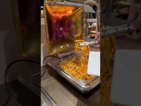 Unlimited food for ₹2 at airport using your credit card #youtubeshorts #mumbaiairport #travelhacks