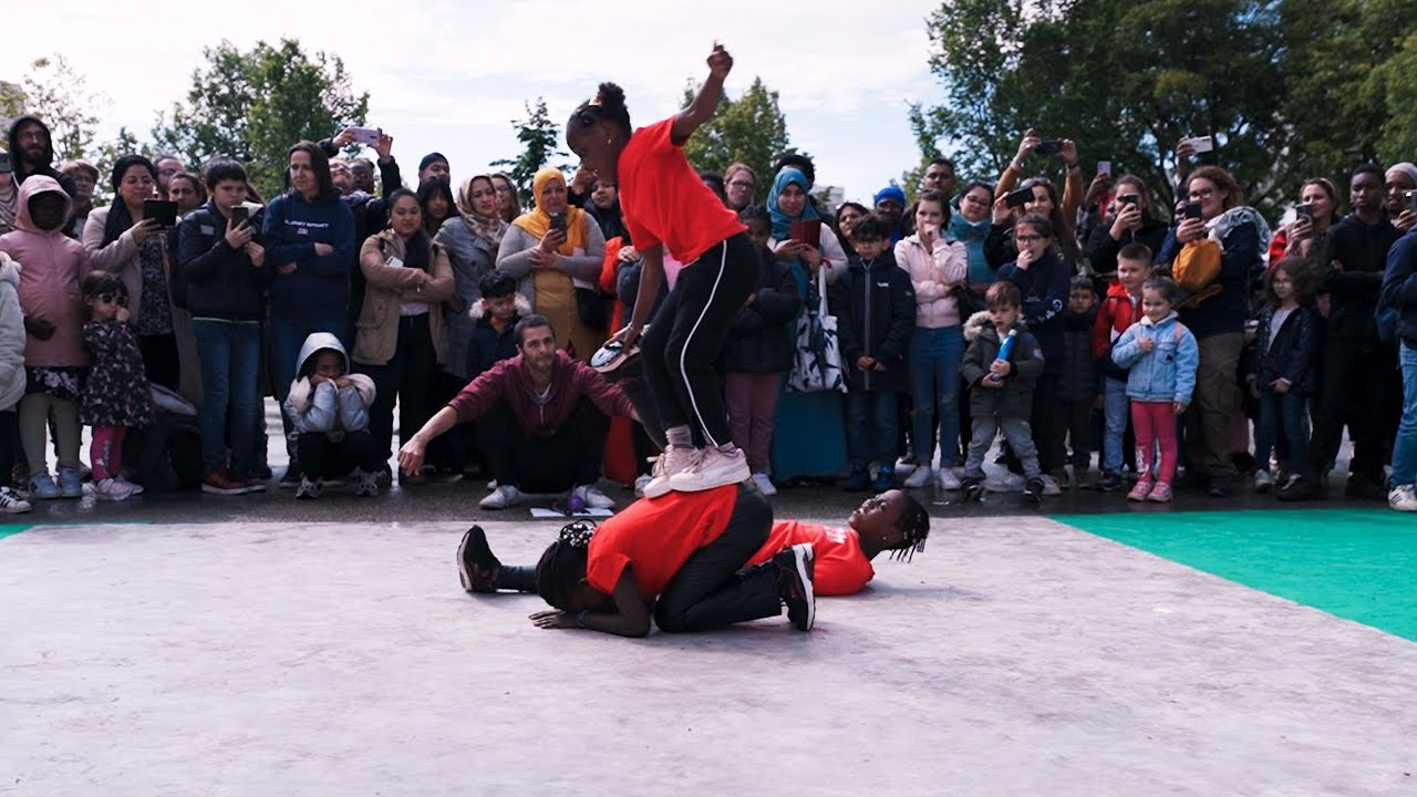 Otam fait danser les enfants de la ZUP