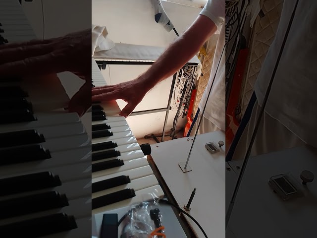 Vídeo relacionado con ZASCHMOY Innovador Kit Mini Theremin: Instrumento Musical Electrónico con Afinación Ajustable, Pantalla y 70 Tonos, para Amantes de la Música