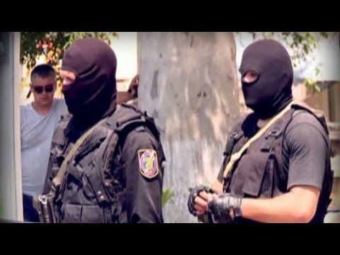 Percheziţii cu mascaţi într-o maşină din capitală!