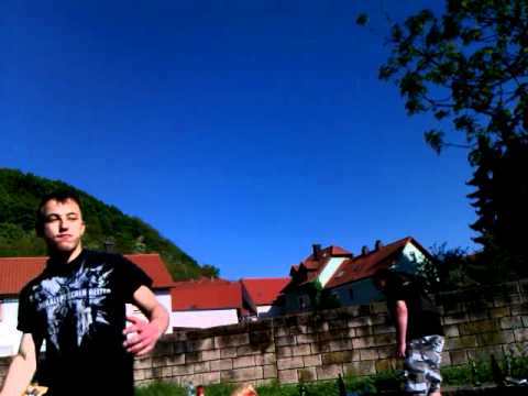 Pogen zu zweit mit Graddler im Hintergrund