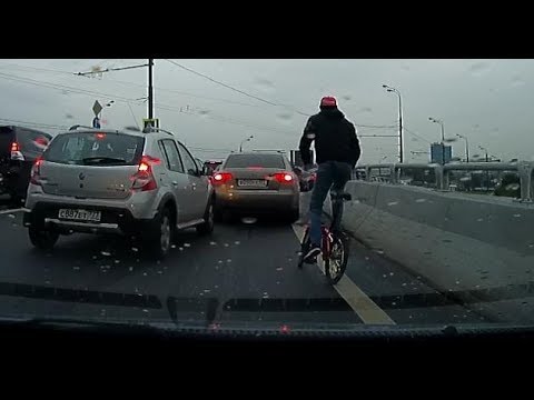 За велосипедистом с монтировкой