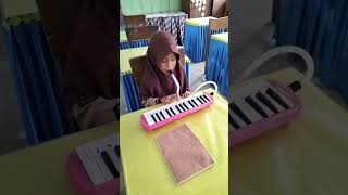 Download lagu si kakak naura belajar main piano tiup. mp3