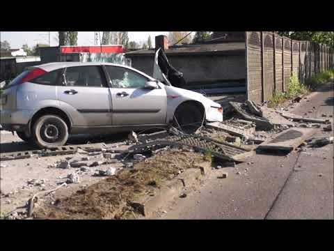 Kolizja samochodu osobowego z płotem w słupsku na ulicy Św. Klary z Asyżu - 12.05.2023