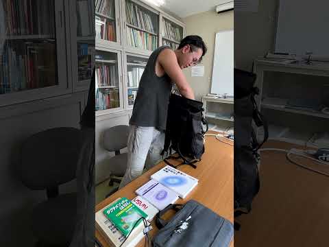 【室工大生の持ち物紹介】宮下さんがいつも持ち歩いているものとは…？宇宙開発の研究をしている宮下さんは難しい宇宙の本が沢山‼️#受験 #大学 #大学生 #大学生活 #大学生の1日 #室蘭工業大学