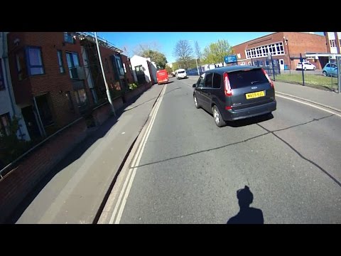 MA09VUG - MGIF To Block The Cyclist