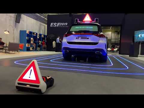 Mercedes-Benz ESF 2019 mit Warndreieck-Roboter