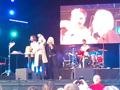 Kim Wilde & Fibes oh Fibes performing "Run to you"
