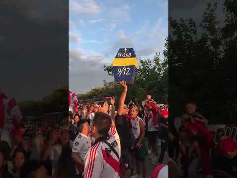 "¿HOLA XENEIZE QUE PASO DE NUEVO? #riverplate" Barra: Los Borrachos del Tablón • Club: River Plate