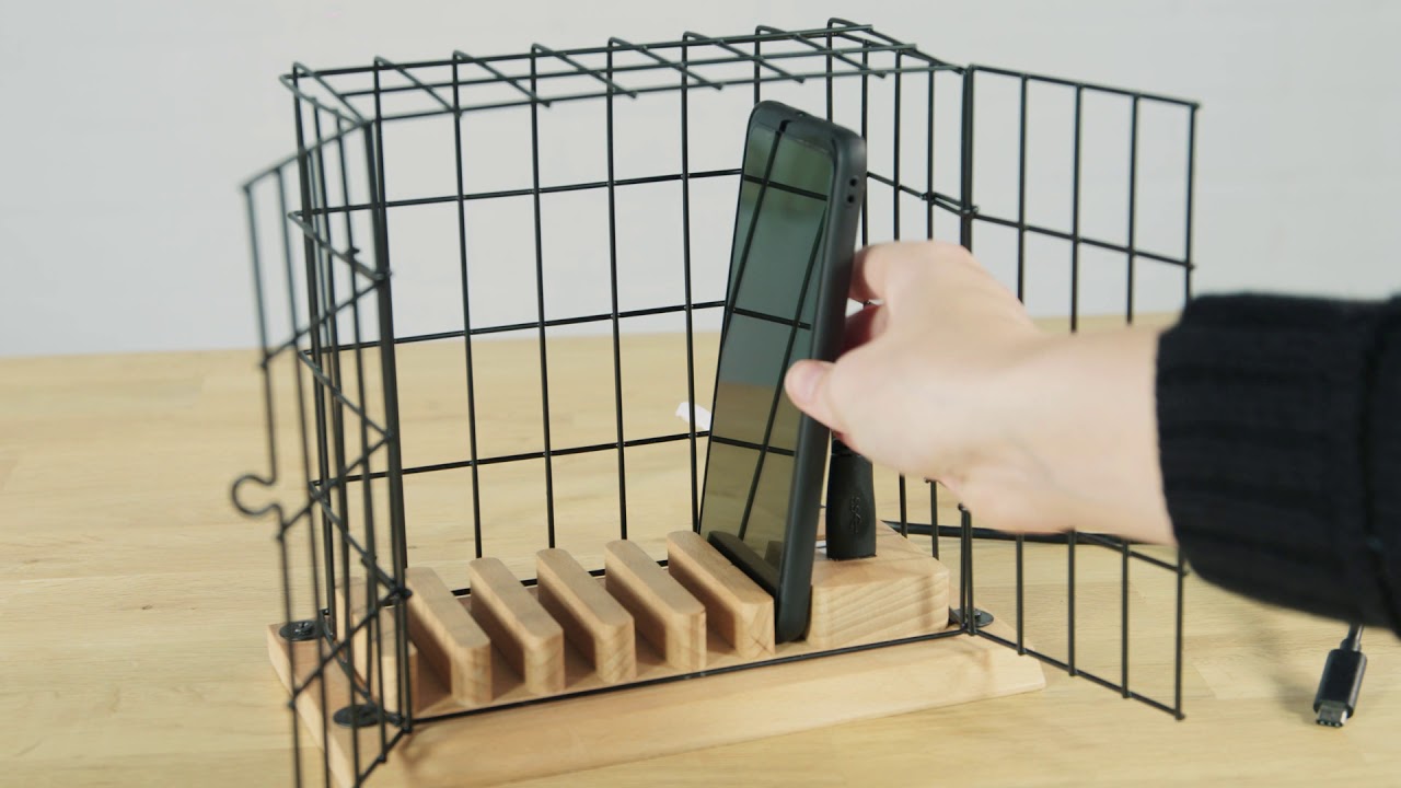 Supporto per smartphone in gabbia, in legno ed alluminio