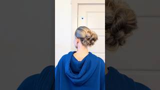 Download lagu the effortless messy bun💙 #messybuntutorial #messybun #hairbun #volumehair #easyhairstyle #hairidea mp3