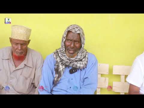 Dadka ku dhaqan deegaanka Hadaafow ee galbeedka Kismaayo oo ka cabanaya Biyo la'aan baahsan.