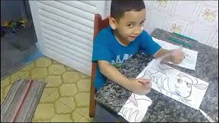 Gabriel e suas Atividades de Pintura e Recortes