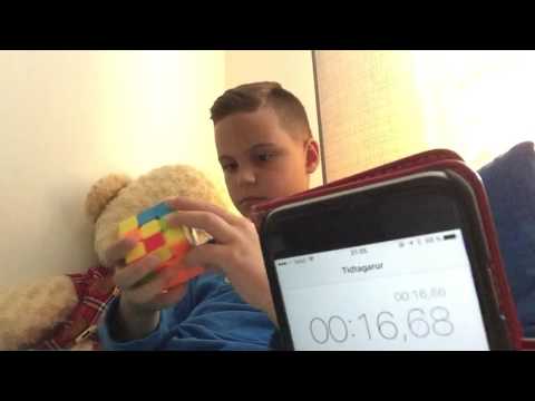 Pedram 10 år löser rubiks kub