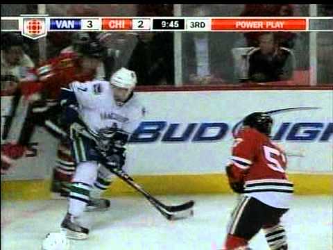 2011 R1G3 Canucks @ Hawks 04