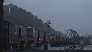 preview picture of video 'NS Auto Parts Train through the Rain in Hannibal, MO'