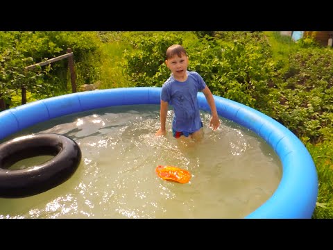 Детский бассейн на даче, купаемся!