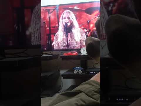 Miranda Lmbert sings at MACYS Parade