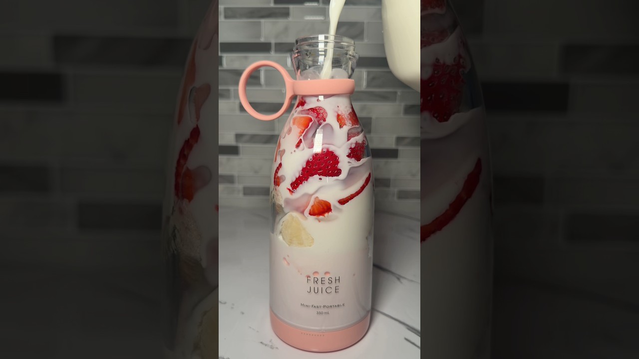 Strawberry banana smoothie 🍓🍌 #freshjuice #smoothie #milkshake #portableblender #foryoupage