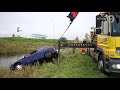 Auto belandt in sloot langs A28, bestuurder gaat op dak zitten