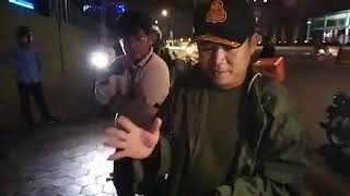 បុរសម្នាក់ដែលជាជនជាតិ អង់គ្លេស ត្រូវបានម្ចាស់អាផាតមិន ដឹកគាត់រួមទាំងសំភារះ មកទម្លាក់ចោលនៅលើចិញ្ចើមផ្