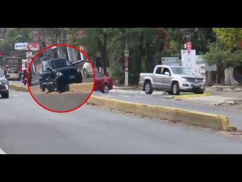 Autos quedan atrapados en la divisoria de avenida Cacique Lambaré