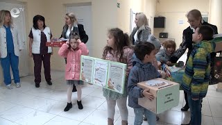 Деца зарадваха с подаръци малчуганите в хасковската болница
