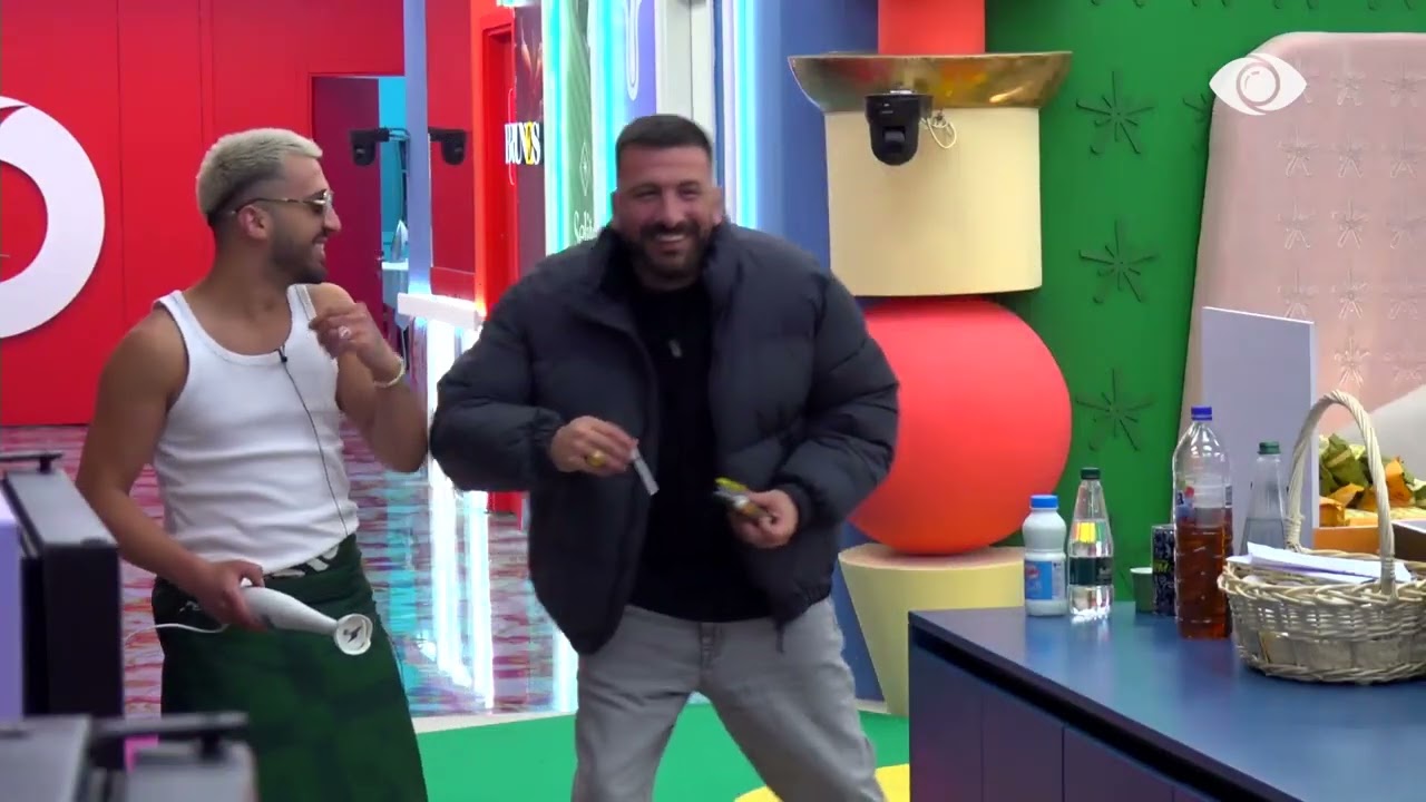 Momente gazmore në shtëpi/ Gjesti udhëton me motor