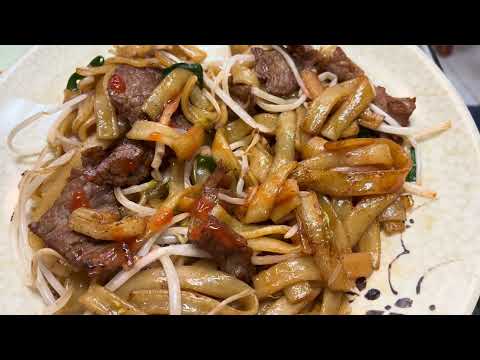 【4K｜街頭美食探店 #41】佛山市南海區華苑（南海新天地店）出品乾炒牛河，優點是芽菜幼嫩爽脆，牛肉厚切嫩滑，河粉錶麵焦香；缺點，河粉斷得有點多