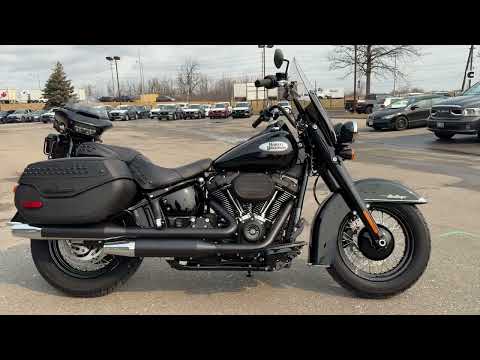 2024 Harley-Davidson<sup>®</sup> Heritage Classic Vivid Black