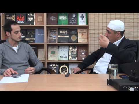 Gjat Namazit a mund të lexoj Kuran me dorë - Hoxhë Fatmir Zaimi