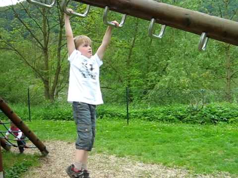2009 05 01   Karlstadt   Spielplatz   Rafi am Klettergerüst