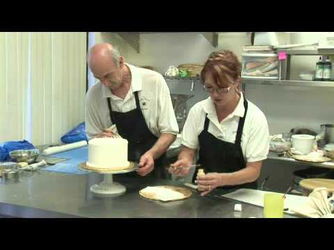 How to Make Cake Decorations for a First Communion