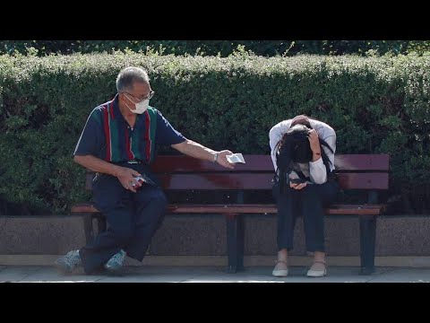 當目睹成年人的崩潰瞬間，路人會怎麼做呢？