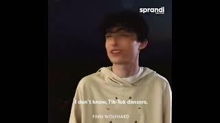 Finn Wolfhard‘s quick Q&amp;A with Sprandi
