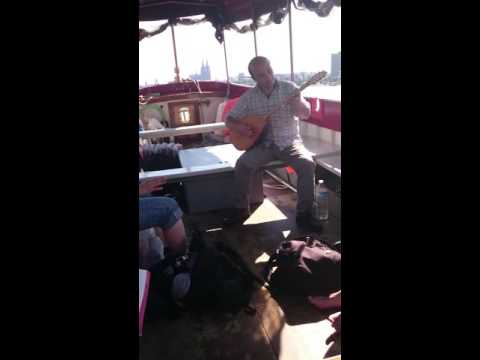 Ozan Ata Canani singt "Deutsche Freunde" auf dem Wellenfänger