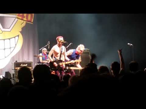 The Toy Dolls - Harry Cross + Wipe Out, live au Bikini Toulouse