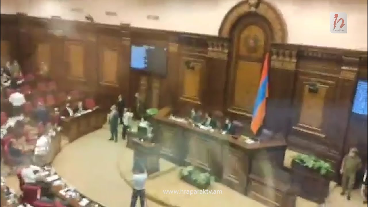 Դահլիճից Աննային են հեռացնում, օթյակից`լրագրողներին