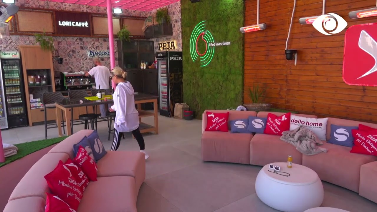 Luizi dhe Valbona pastrojnë shtëpinë