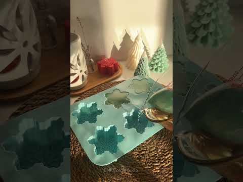 Let’s make a Snowflake Christmas Candle 🎄✨ #asmr #candle #christmasdecor #candlemaking #diy