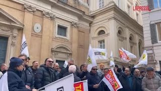 Sciopero taxi, la protesta in piazza a Roma: «Urgente una riforma del settore, stop alle multinaz...