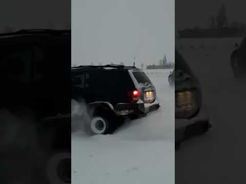 Jeep Grand Cherokee  4.7 V8 vs. Pajero 3 3.5 V6