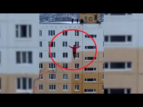 В Уфе экстремалы прошлись по канату на высоте десятиэтажного дома