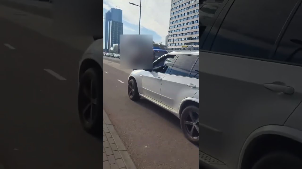 Jaunimas ėmė auklėti vairuotojus: pėsčiųjų take BMW – ne vieta