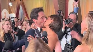 Download lagu Halle Berry plants revenge kiss on Adrien Brody mp3
